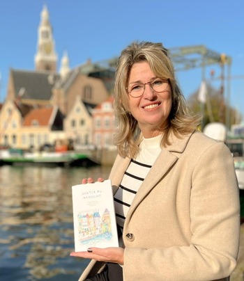 241202 Marleen Opschoor met dichtbundel Dichter bij Maassluis